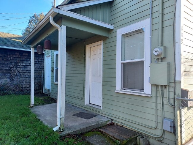 Building Photo - 2 bed 1 bath House Available Now!