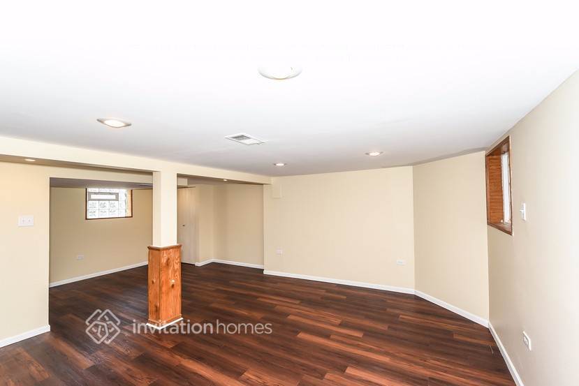 Building Photo - 9625 S Maplewood Ave