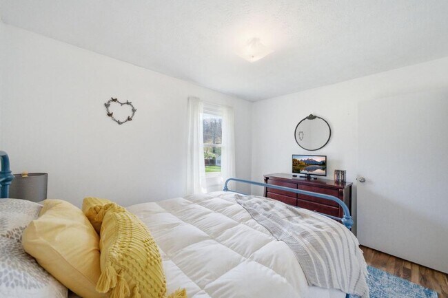 Building Photo - 392 Minga Rd