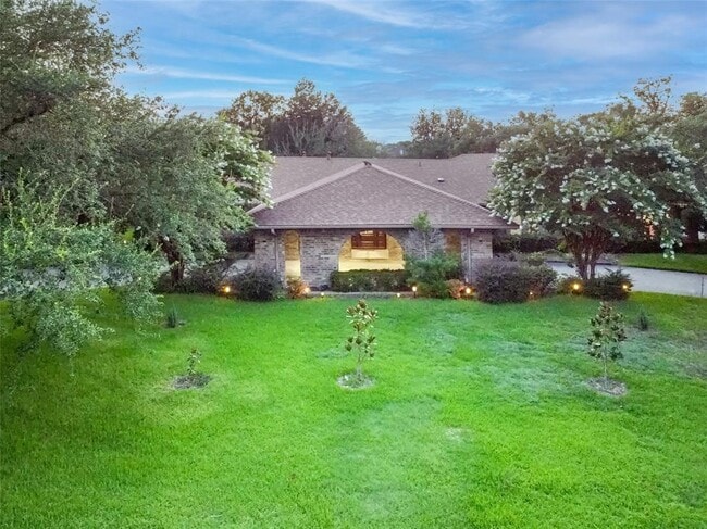 Building Photo - 1021 Villa Siete