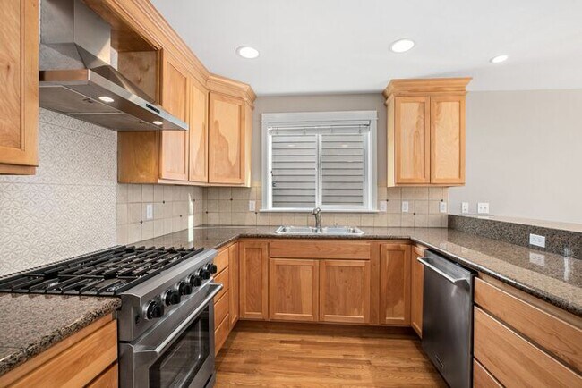 Building Photo - Immaculate Urban Townhome in Famed Alaska ...