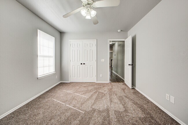 Building Photo - 917 Rambling Oaks Dr