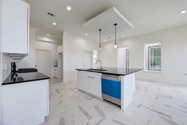 Building Photo - 2914 El Fenice Ln