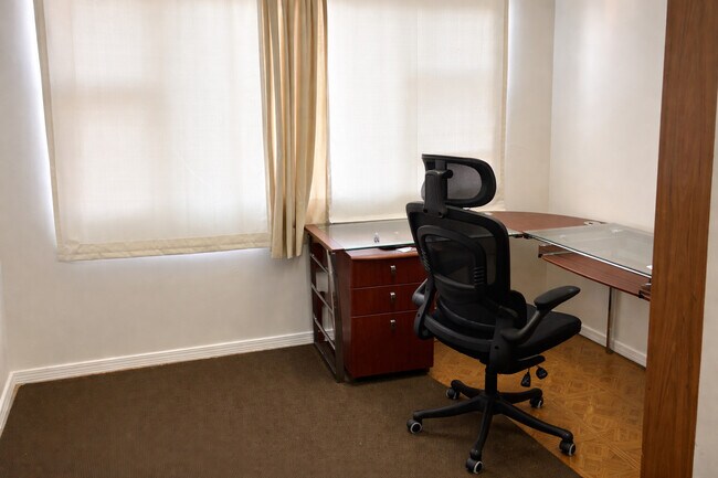 Building Photo - 1706 W Jarvis Ave