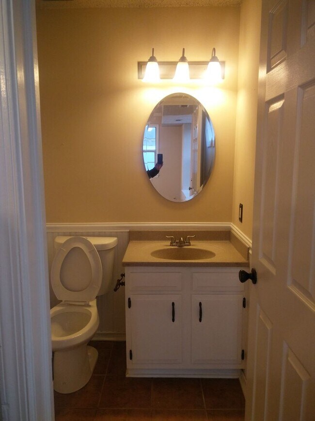 Building Photo - Spacious 3 bedroom house