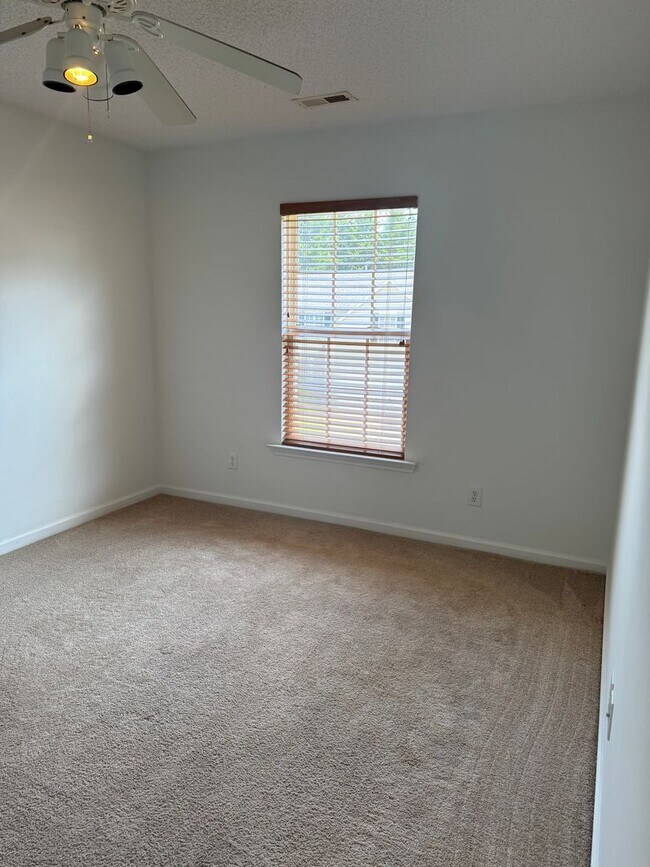 Building Photo - 210 N Orchard Farms Ave