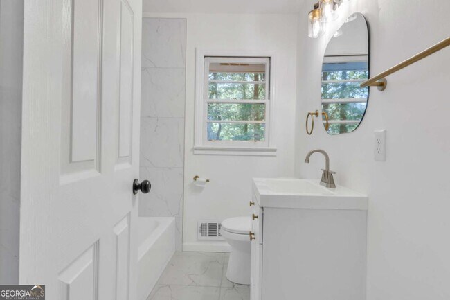Building Photo - 2773 Fairlane Dr SE