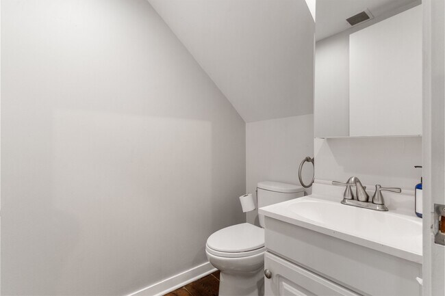Building Photo - 48 Beacon St