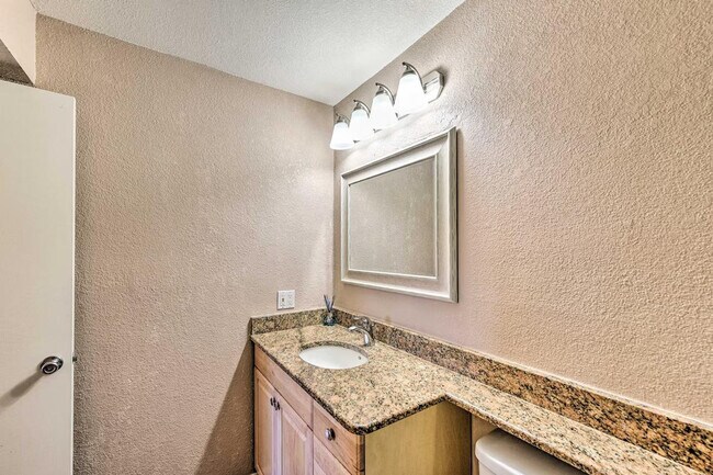 Building Photo - 602 N May