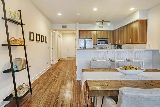 Building Photo - 2Bd/2Ba Seattle Condo