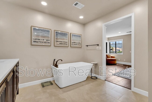 Building Photo - 325 Paraiso Dr