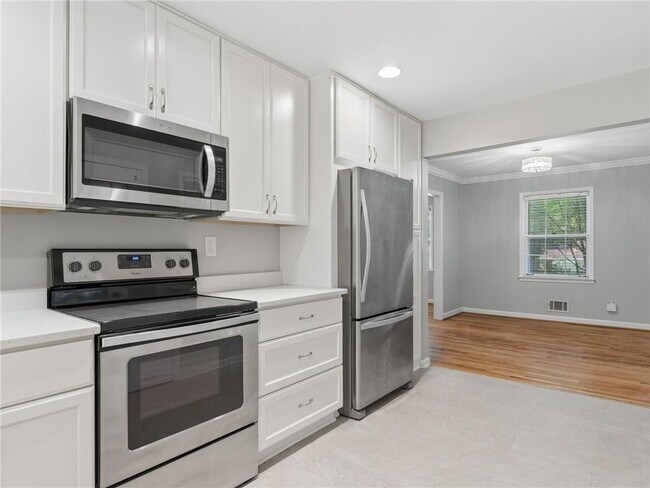 Building Photo - 1111 N Valley Dr