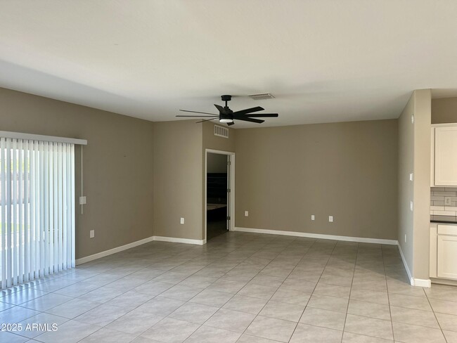 Building Photo - 935 E Horro Rd