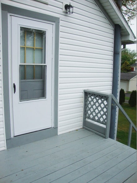 Entryway and deck. - 351 W Currant St