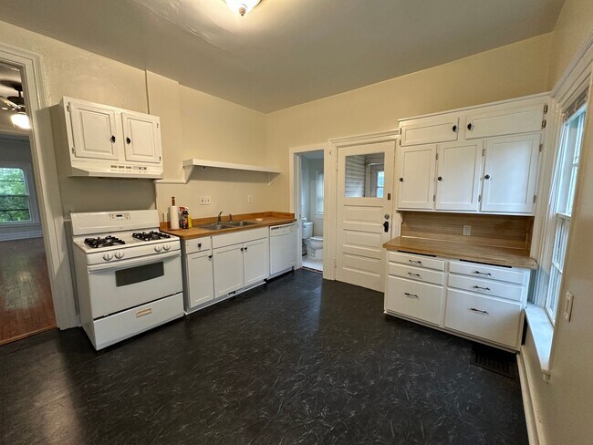 Building Photo - Single Family Heritage Hill Home! Two Bedr...