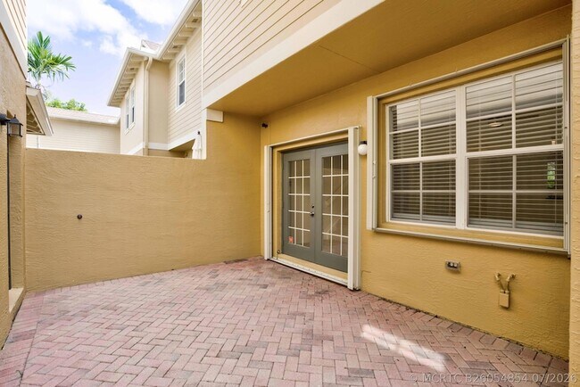 Building Photo - 158 W Thatch Palm Cir