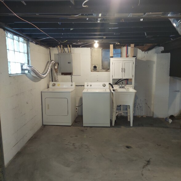 Building Photo - 16 E Charlotte Ave