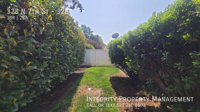 Building Photo - 328 N 7th St