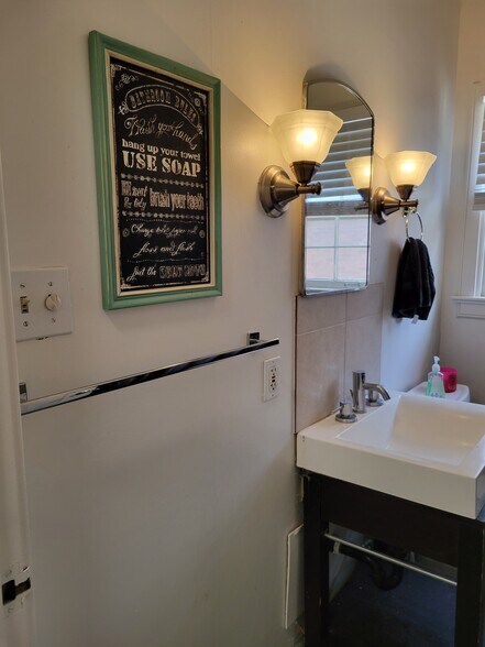 Building Photo - 1120 Evans Ave