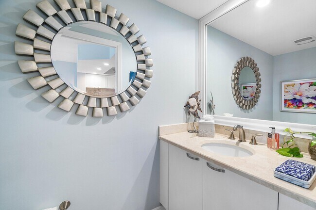 Building Photo - 2650 Lake Shore Dr