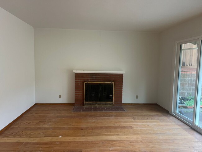 Building Photo - Spacious Newly Remodeled 3 Bedrooms and 2 ...