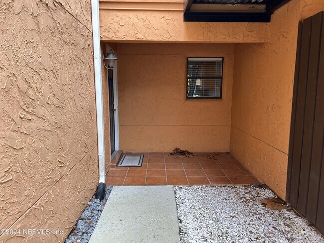 Building Photo - 858 Shoreline Cir