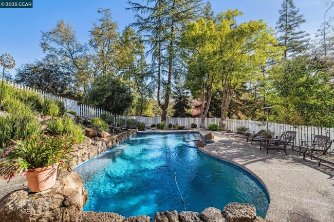 Building Photo - 521 El Pintado Rd