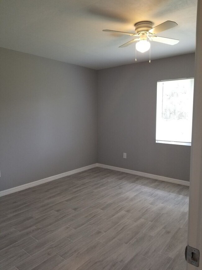 Building Photo - Spacious 3-Bedroom, 2-Bath Apartment with ...