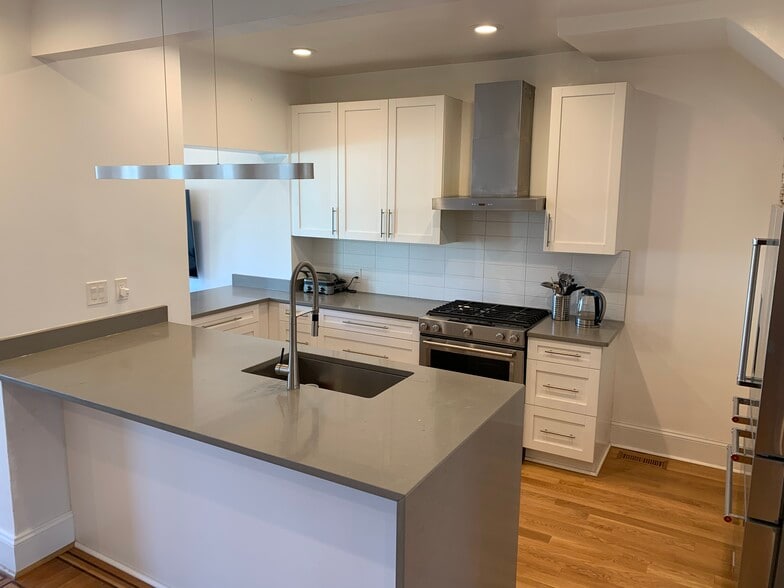 Primary Photo - 1363 Parkwood Pl NW