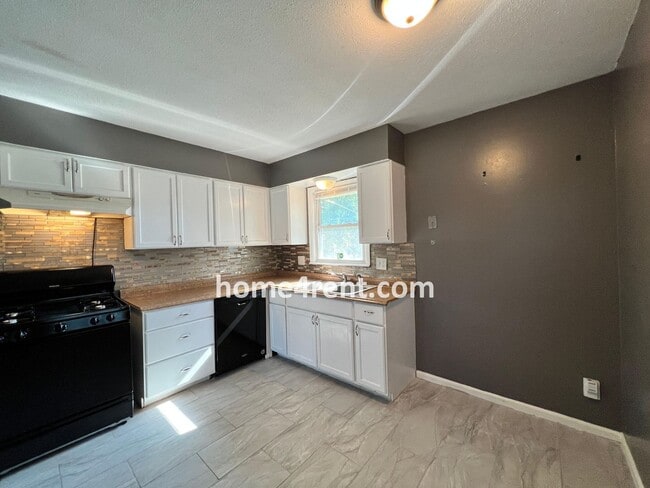 Building Photo - Attractive Lee's Summit Half Duplex w/ Lots of Natural Light and Spacious Bedrooms!