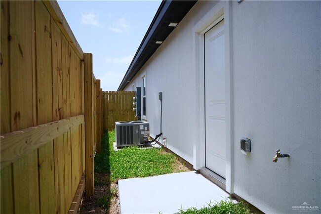 Building Photo - 1213 Woodlands Trails