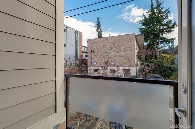 Building Photo - Stunning Townhome in the heart of Columbia City
