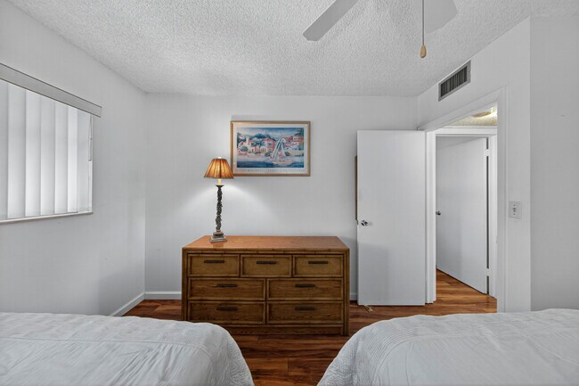 Building Photo - 804 SE 7th St