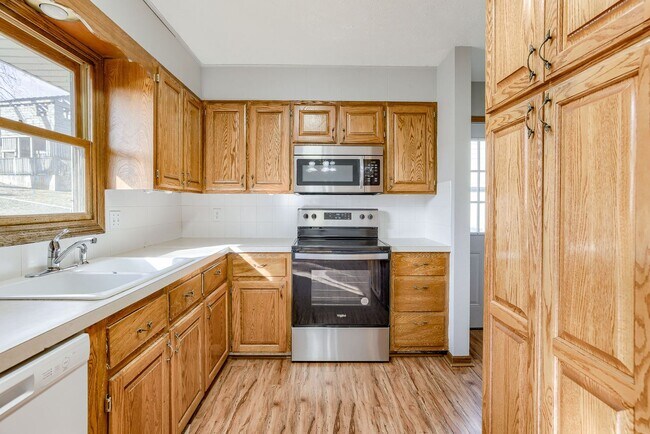 Building Photo - Conveniently Located 3 Bedroom Bellevue Home!!