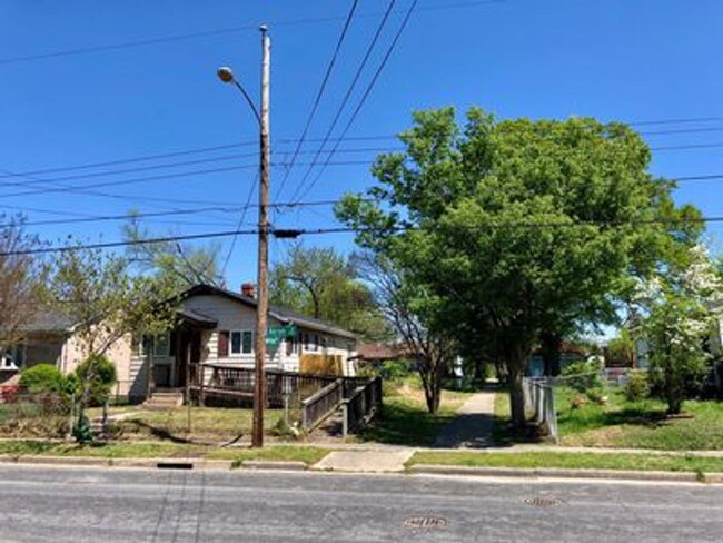 Building Photo - Cozy 3 bed 1.5 bath with Backyard