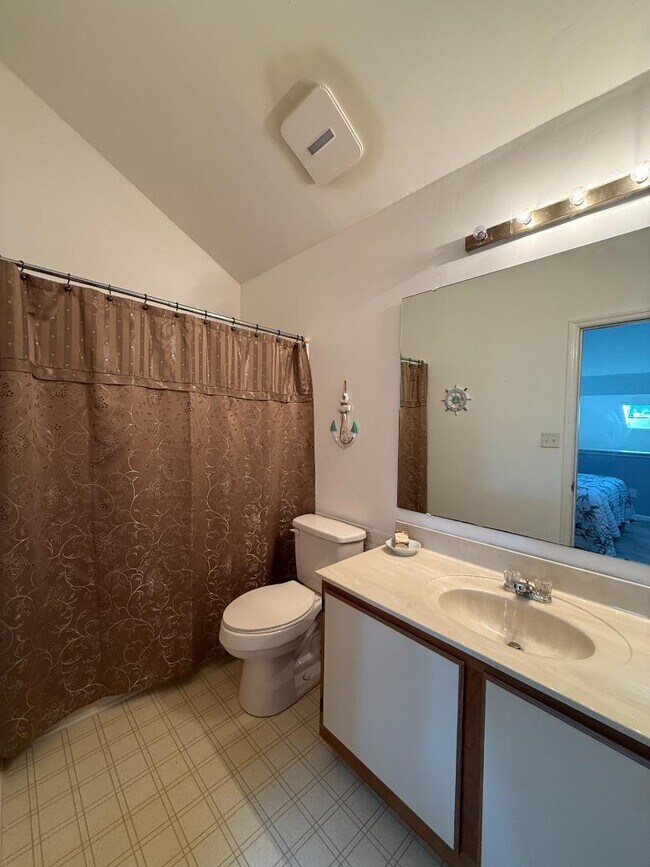 Building Photo - 1095 Plantation Dr W