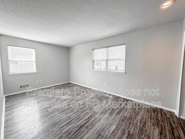 Building Photo - 219 N Oak Dr