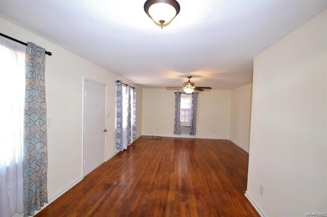 Building Photo - 418 Claud Rd