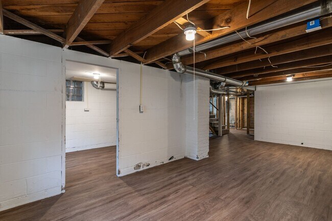 Building Photo - 3 Bedroom Home Available Now!