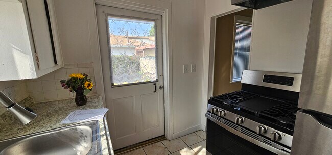 Kitchen - 3444 Casitas Ave