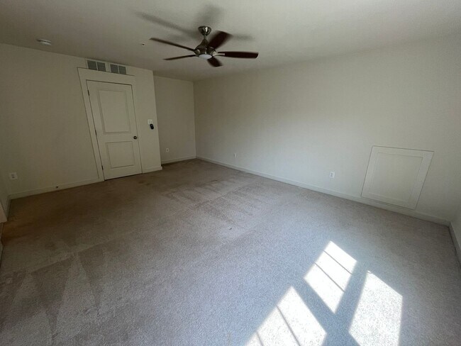 Building Photo - 5 bedroom 3.5 bath home