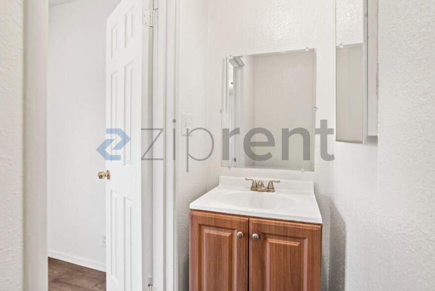 Building Photo - Unit
