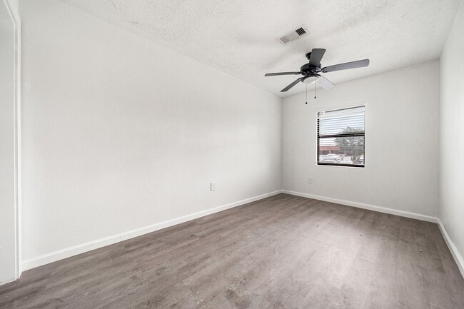 Building Photo - 404 Glenmore Dr