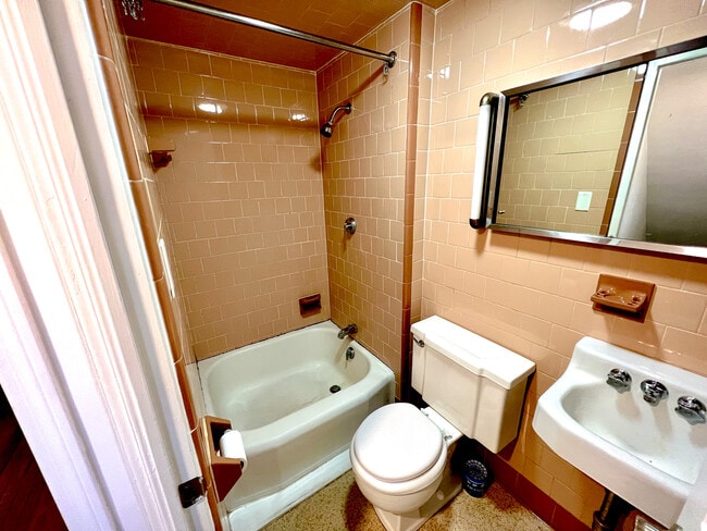 Retro Bathroom - 21 Washington St