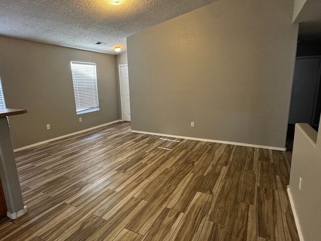 Building Photo - 3 Bedroom 2 Bath Home