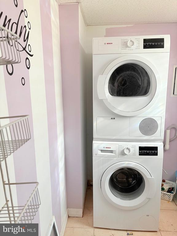 Building Photo - 6045 Summerdale Ave