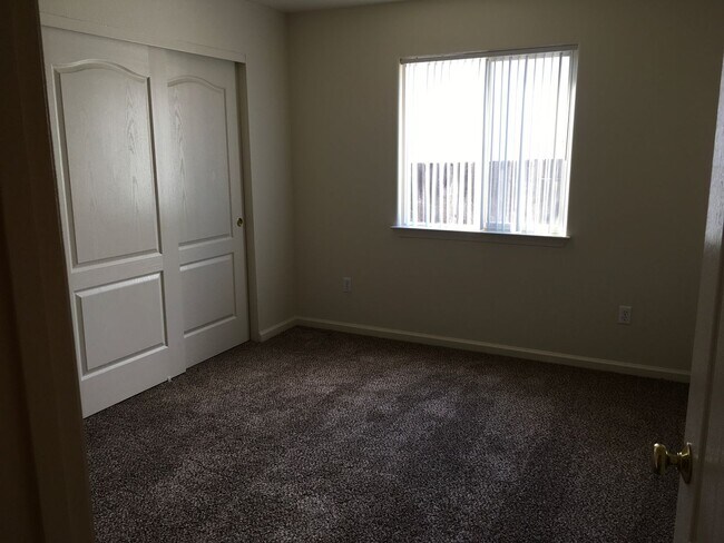 Building Photo - Windsor Estates in Pine Grove!