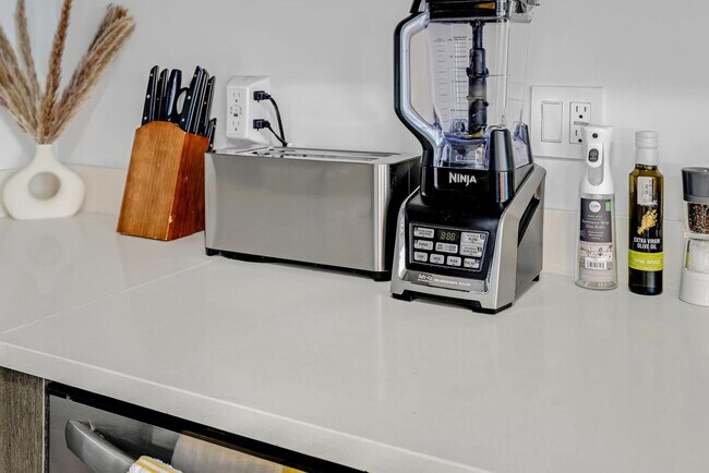 Building Photo - 404 NE 2nd Ave