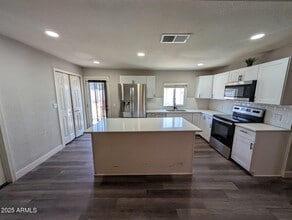 Building Photo - 7635 N 76th Ln