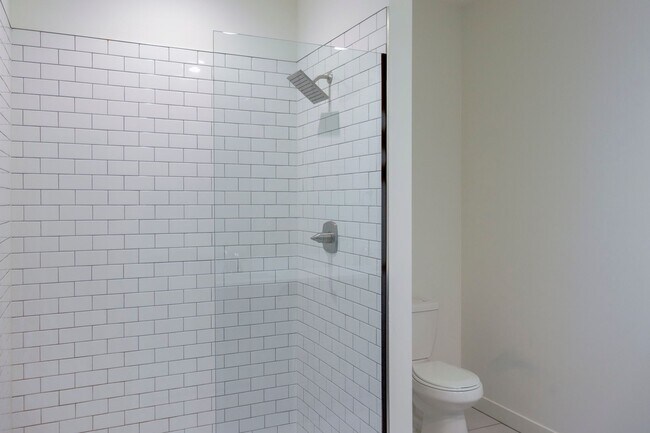 Building Photo - Gorgeous 3 Bedroom 3 Bathroom in Spring Hi...